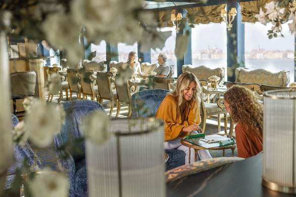 UNIWORLD Boutique River Cruises S.S. La Venezia Hari's Bar & Lounge Lifestyle 8.jpeg